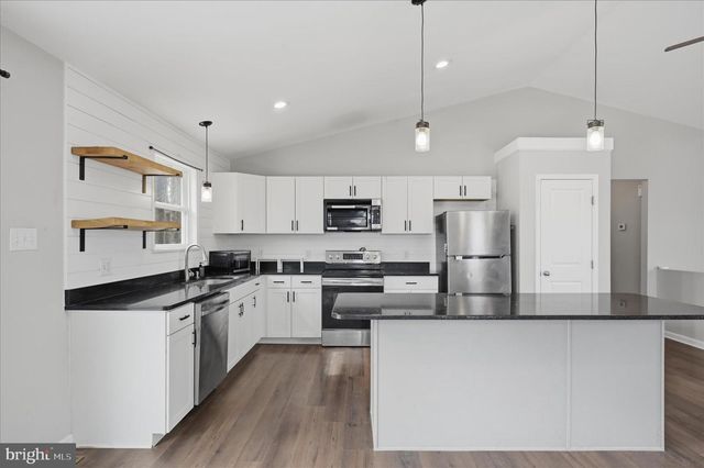 1220 LAKEVIEW DR, Cross Junction, VA 22625