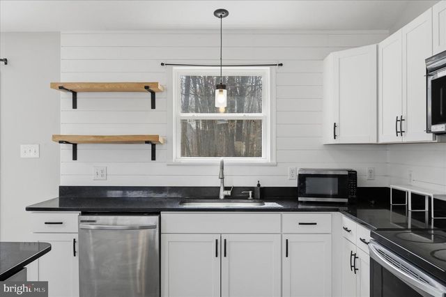 1220 LAKEVIEW DR, Cross Junction, VA 22625