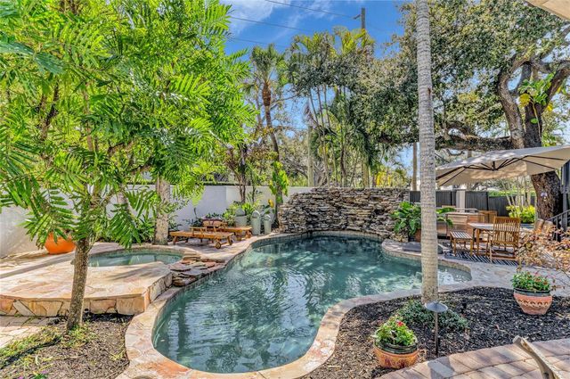 1611 HYDE PARK STREET, Sarasota, FL 34239