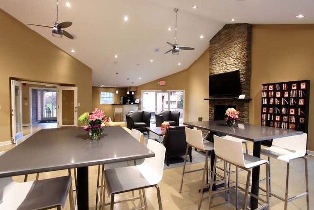 1681 E Green Briar Drive 3835, Schaumburg, IL 60173