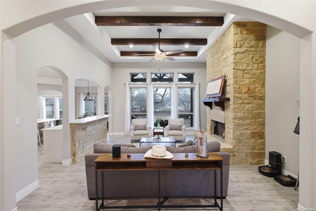 117 Crescent Rdg, Adkins, TX 78101