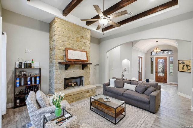 117 Crescent Rdg, Adkins, TX 78101