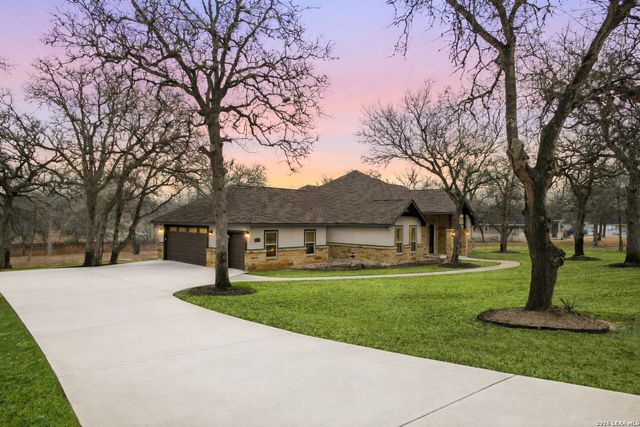 117 Crescent Rdg, Adkins, TX 78101