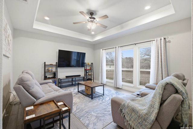 117 Crescent Rdg, Adkins, TX 78101