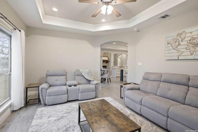 117 Crescent Rdg, Adkins, TX 78101