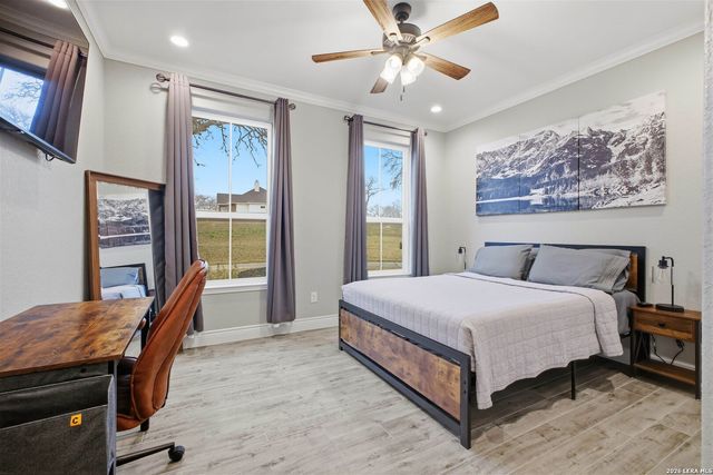 117 Crescent Rdg, Adkins, TX 78101