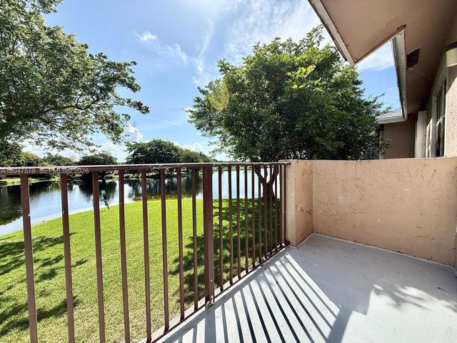 2151 NW 96th Ter 15G, Pembroke Pines, FL 33024