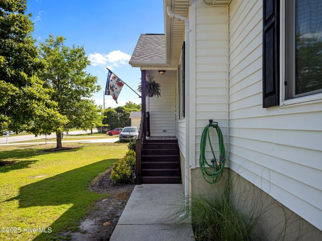 803 Wood Creek Drive, Hubert, NC 28539
