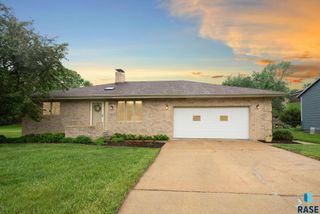 6013 W Silver Valley Dr, Sioux Falls, SD 57106