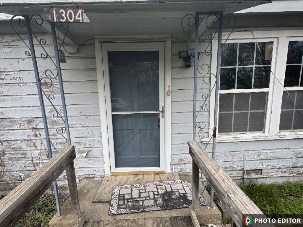 1304 N Wood Street, Cleburne, TX 76033