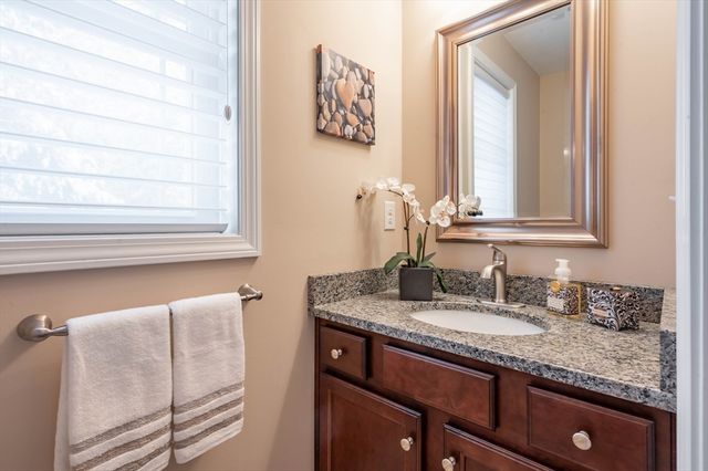 9 Pilgrim Circle, Nashua, NH 03063