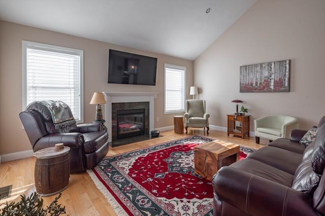 9 Pilgrim Circle, Nashua, NH 03063