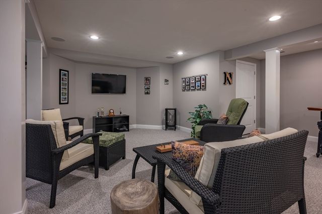 9 Pilgrim Circle, Nashua, NH 03063