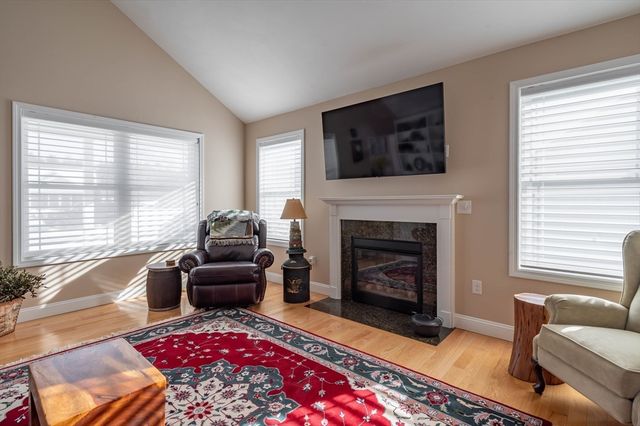 9 Pilgrim Circle, Nashua, NH 03063