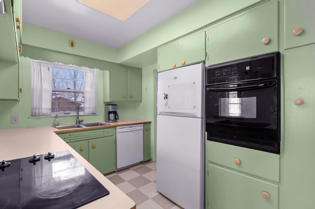 2400 Crest Drive, Kalamazoo City, MI 49008