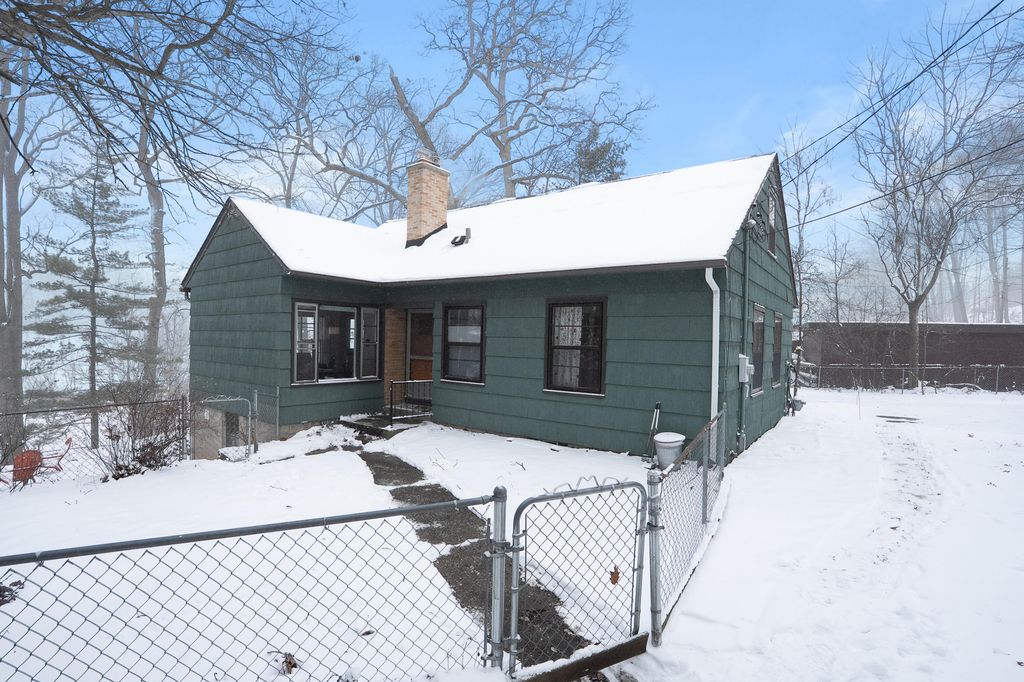 2400 Crest Drive, Kalamazoo City, MI 49008