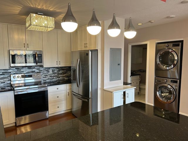 210 Nahanton St 520, Newton, MA 02459