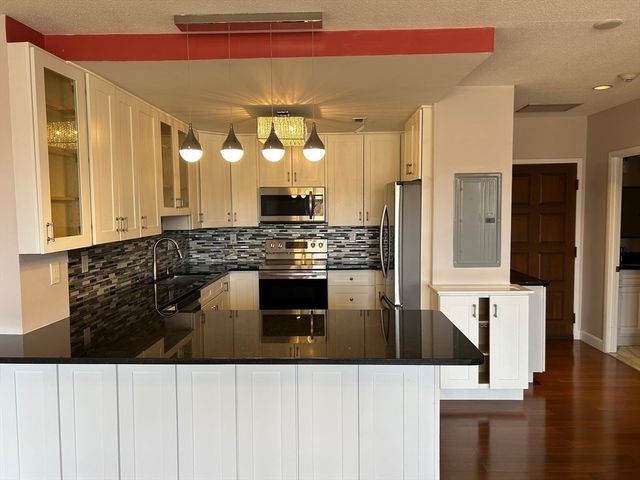 210 Nahanton St 520, Newton, MA 02459