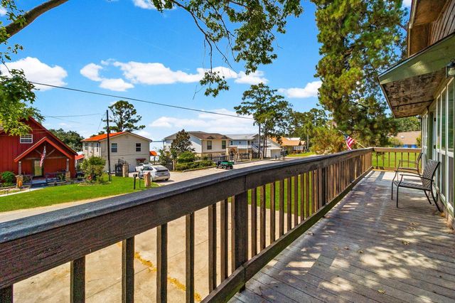 419 W Lake Shore Dr, Livingston, TX 77351