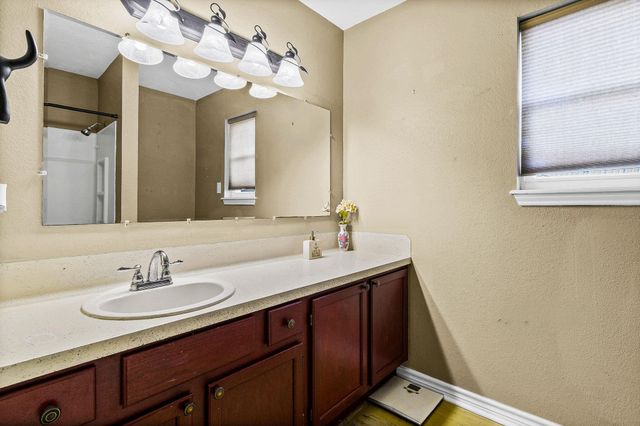 419 W Lake Shore Dr, Livingston, TX 77351
