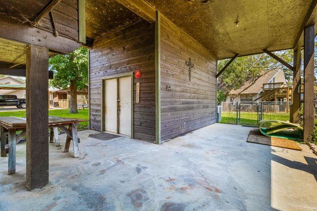 419 W Lake Shore Dr, Livingston, TX 77351