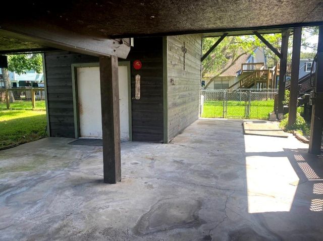 419 W Lake Shore Dr, Livingston, TX 77351