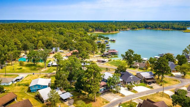 419 W Lake Shore Dr, Livingston, TX 77351