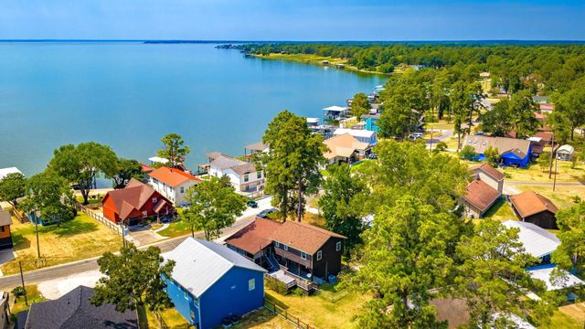 419 W Lake Shore Dr, Livingston, TX 77351