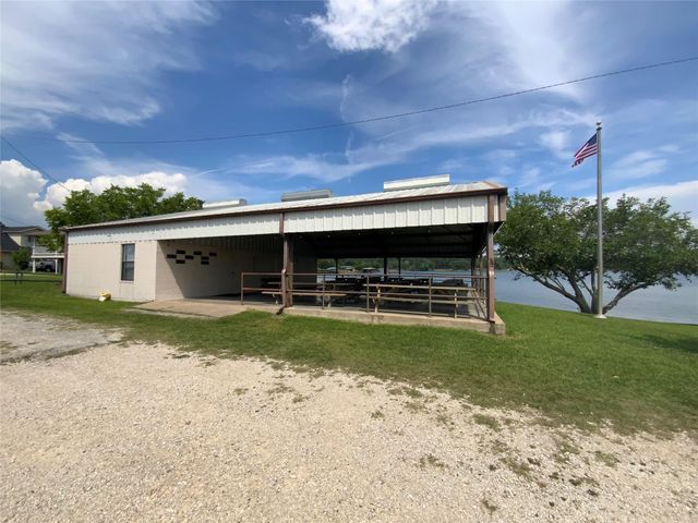 419 W Lake Shore Dr, Livingston, TX 77351