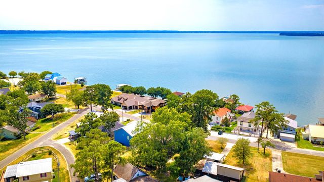 419 W Lake Shore Dr, Livingston, TX 77351