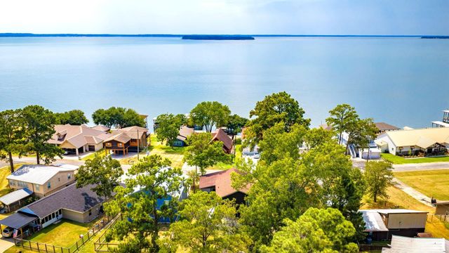 419 W Lake Shore Dr, Livingston, TX 77351