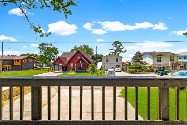 419 W Lake Shore Dr, Livingston, TX 77351