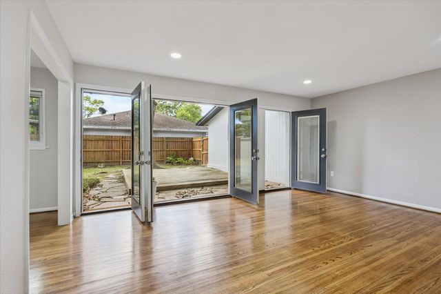 8621 Bob White Drive, Houston, TX 77074