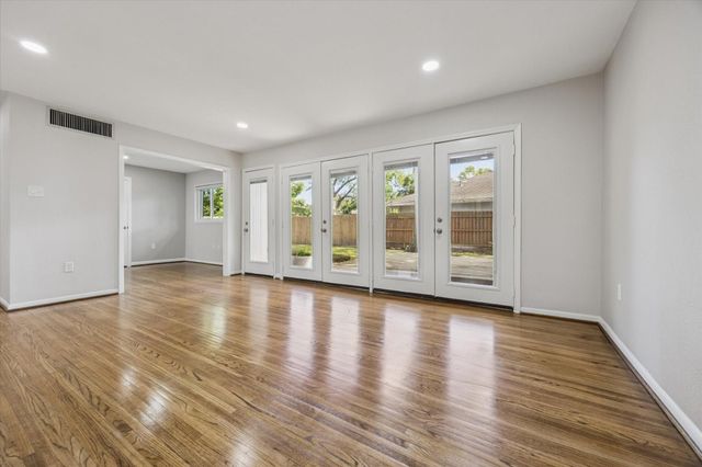 8621 Bob White Drive, Houston, TX 77074