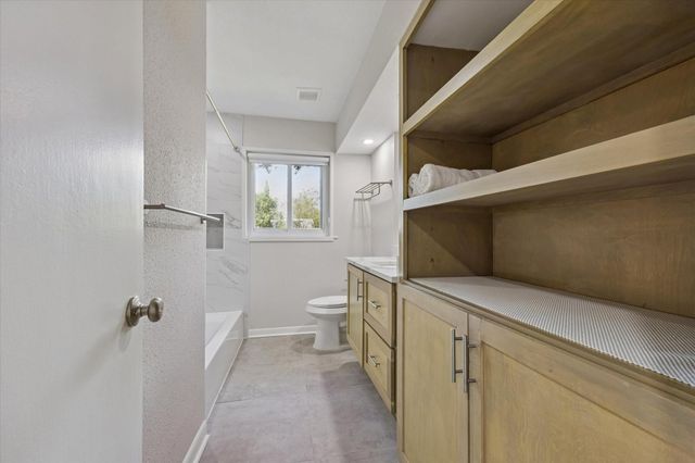 8621 Bob White Drive, Houston, TX 77074