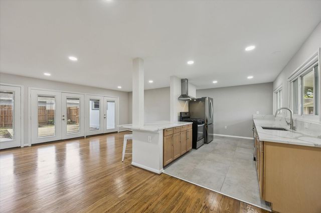 8621 Bob White Drive, Houston, TX 77074