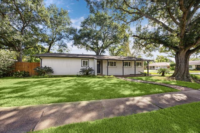 8621 Bob White Drive, Houston, TX 77074