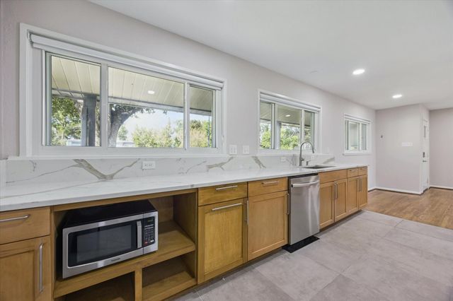 8621 Bob White Drive, Houston, TX 77074