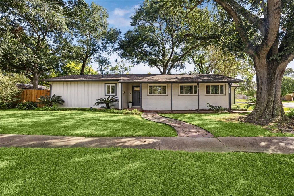 8621 Bob White Drive, Houston, TX 77074