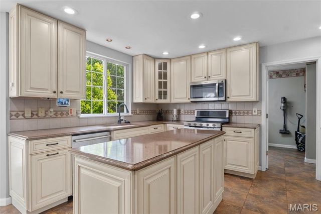 7754 Boatside Drive, Dardenne Prairie, MO 63368