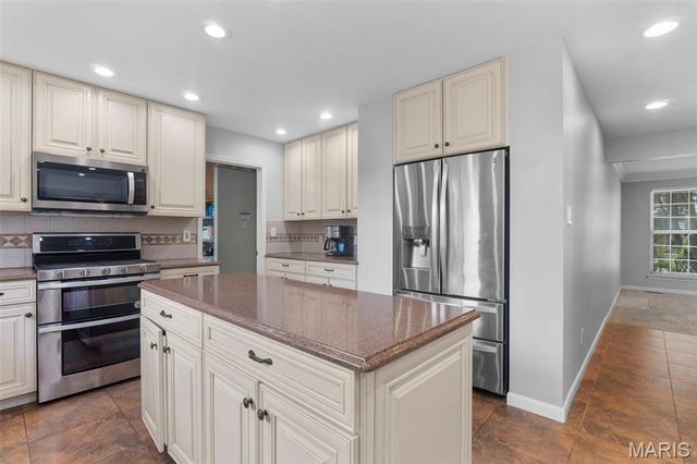 7754 Boatside Drive, Dardenne Prairie, MO 63368