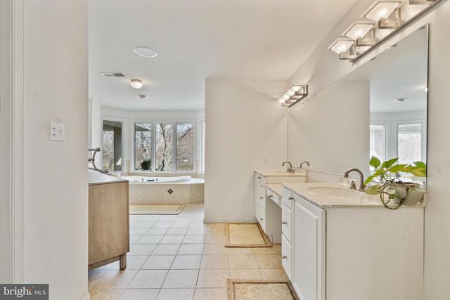 100 E HOLLAND RD, Holland, PA 18966