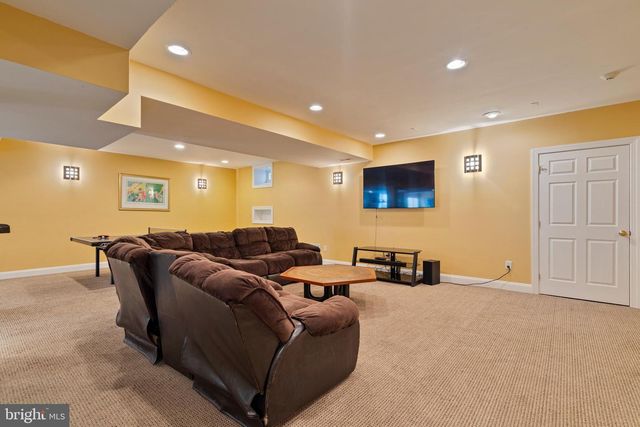 100 E HOLLAND RD, Holland, PA 18966