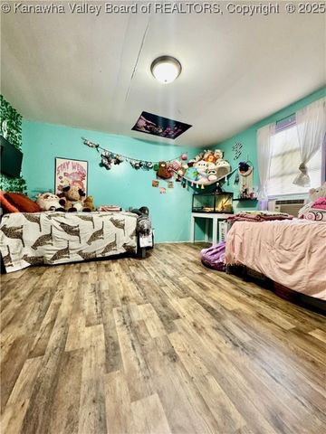 68 Aunt Jenny Road, Peach Creek, WV 25639