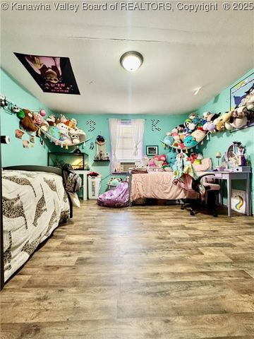 68 Aunt Jenny Road, Peach Creek, WV 25639