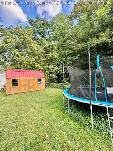 68 Aunt Jenny Road, Peach Creek, WV 25639