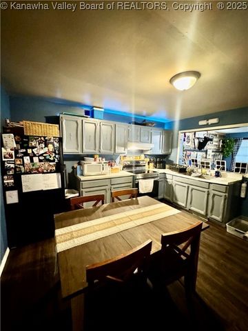 68 Aunt Jenny Road, Peach Creek, WV 25639