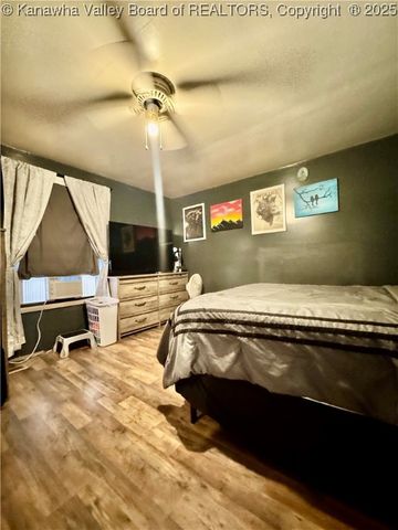 68 Aunt Jenny Road, Peach Creek, WV 25639