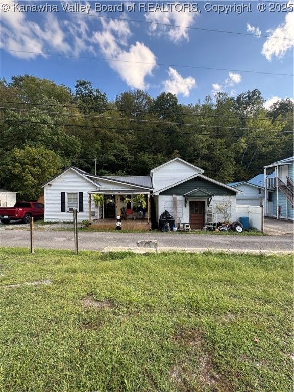 68 Aunt Jenny Road, Peach Creek, WV 25639