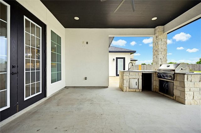 5426 Legends Dr, Corpus Christi, TX 78414